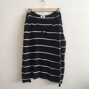 🍁 Old Navy Black and White Striped Sweater